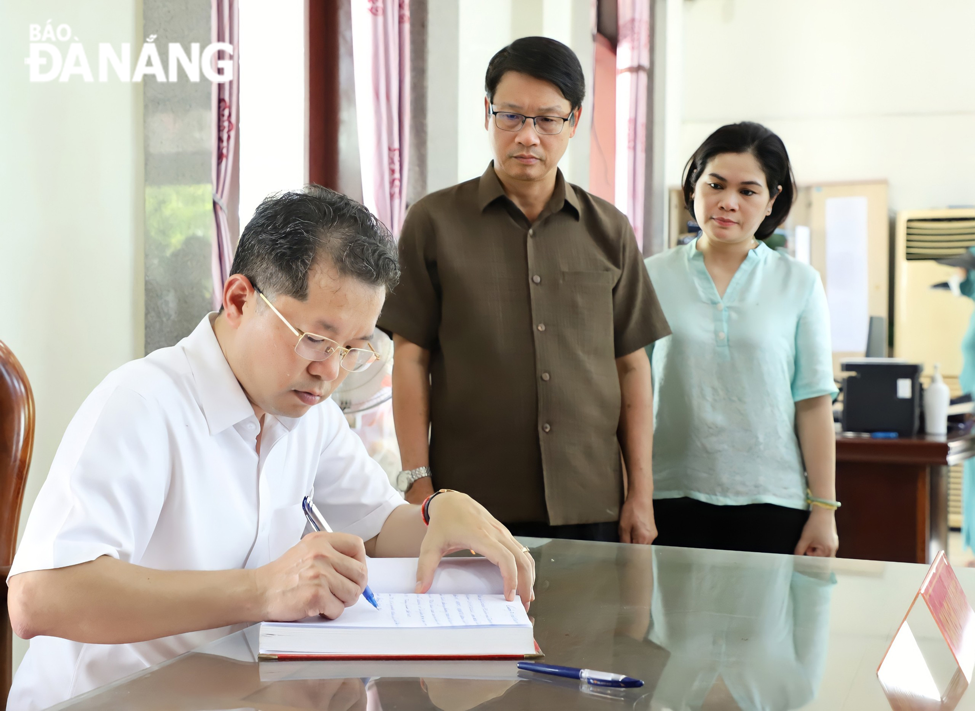  Secretary Quang writing in a memorial guest book to commemorate the heroic martyrs who sacrificed themselves for national independence. Photo: NGOC PHU