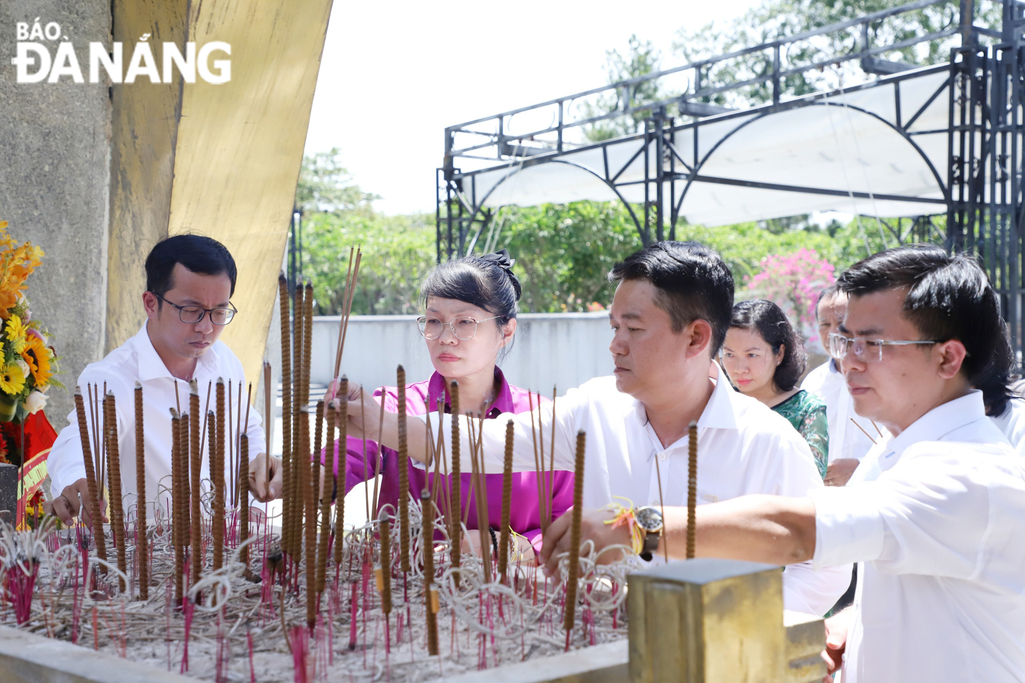 Delegates offering incense in memory of heroic martyrs. Photo: NGOC PHU