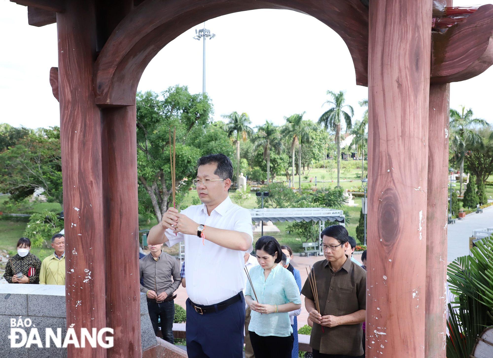 Secretary Nguyen Van Quang offering incense to commemorate heroic at the Quang Tri Ancient Citadel. Photo: NGOC PHU