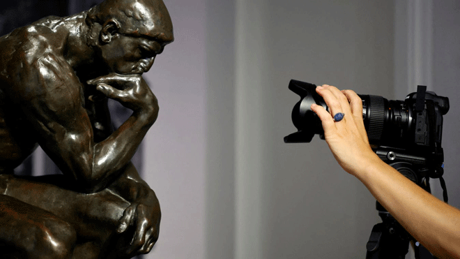 Bức tượng Thinker (Người suy tư) của Auguste Rodin. Ảnh: CNN