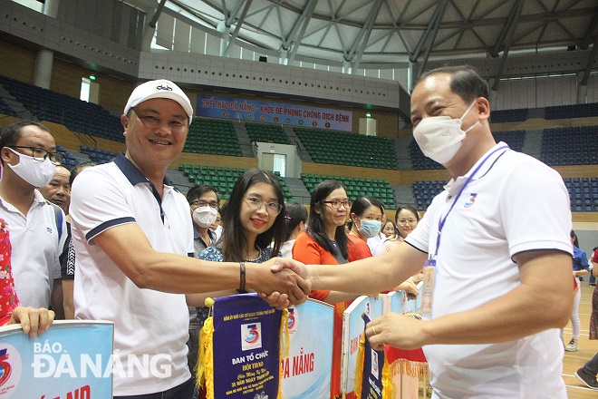 The Da Nang Newspaper receiving a souvenir flag from the organisers. Photo: X.HAU