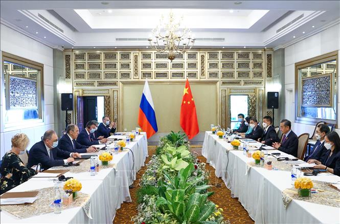 Bộ trưởng Ngoại giao Trung Quốc Vương Nghị (thứ 3, phải) và người đồng cấp Nga Sergei Lavrov (thứ 3, trái) tại cuộc hội đàm ở đảo Bali (Indonesia) ngày 7/7/2022. Ảnh: AFP/TTXVN