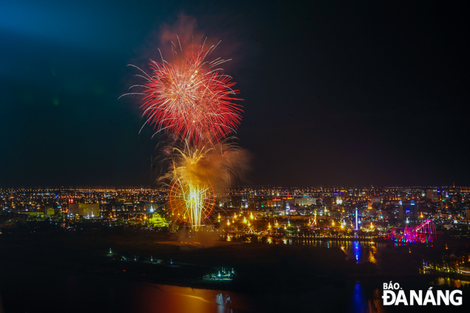 The 15-minute fireworks show brings the audience emotional uplift and reminds them of the Da Nang International Fireworks Festivals before COVID-19. Photo: TRUONG KY