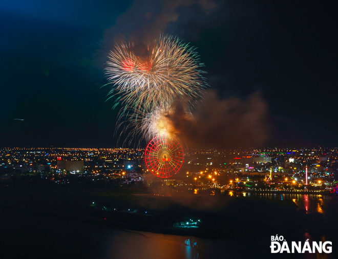 A high-altitude fireworks display on the Han River with the highlight of the Sun Wheel. Photo: TRUONG KY