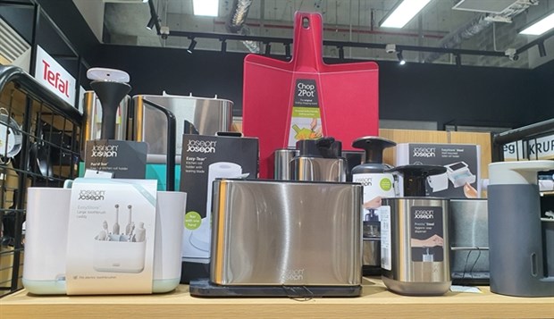 British-brand Joseph Joseph housewares on a shelf of the Wundertute store in Aeon Mall Ha Dong. (Photo: VNA)