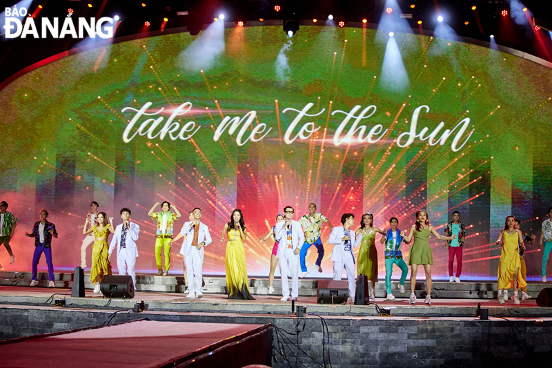 The music gala features many famous singers, creating a new and exciting atmosphere for locals and tourists in Da Nang. Photo: THU HA.