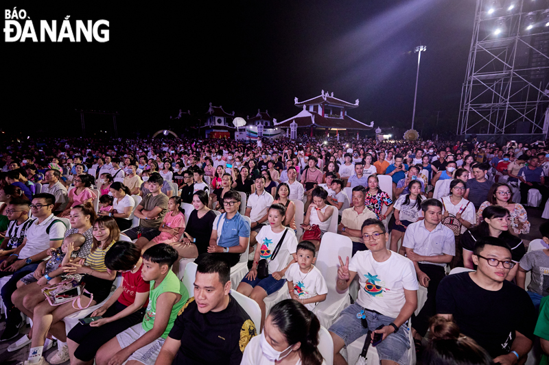 The event attracted thousands of dwellers and tourists.