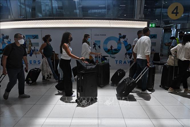 Hành khách đeo khẩu trang phòng lây nhiễm Covid-19 tại sân bay quốc tế Suvarnabhumi ở Bangkok, Thái Lan,ngày 1-7-2022. Ảnh: AFP-TTXVN