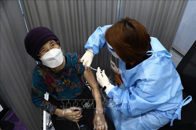 Nhân viên y tế tiêm vaccine ngừa Covid-19 cho người dân tại Seoul, Hàn Quốc. Ảnh: AFP-TTXVN