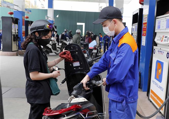 Phó Thủ tướng Chính phủ Lê Minh Khái chỉ đạo triển khai Nghị quyết về mức thuế bảo vệ môi trường đối với xăng, dầu, mỡ nhờn. Ảnh: TTXVN