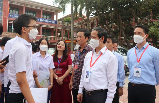 Bộ trưởng Bộ Giáo dục và Đào tạo Nguyễn Kim Sơn thăm hỏi, động viên các thí sinh tại Điểm thi Trường THPT chuyên Lê Quý Đôn (Quảng Trị). Ảnh: Thanh Thủy/TTXVN