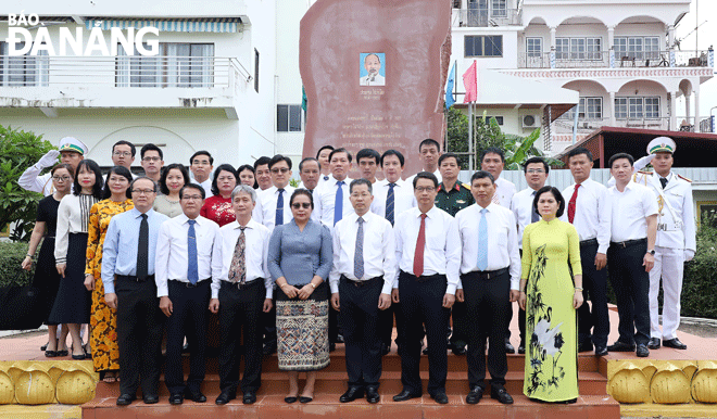 Đoàn đại biểu cấp cao thành phố chụp ảnh tại Khu tưởng niệm Chủ tịch Hồ Chí Minh tại Savannakhet.Ảnh: NGỌC PHÚ