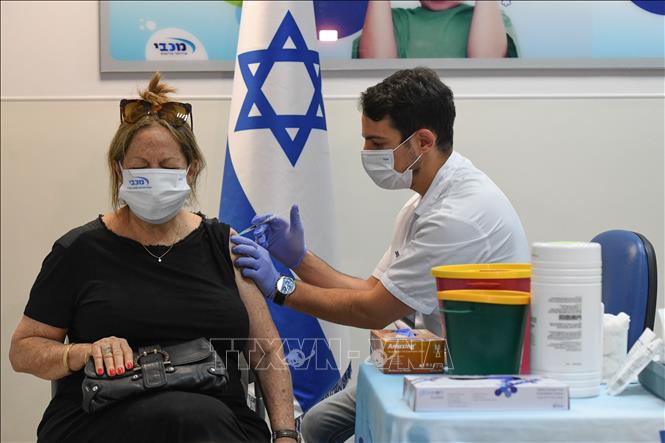 Nhân viên y tế tiêm vaccine ngừa Covid-19 cho người dân tại Ramat HaSharon, miền Trung Israel. Ảnh tư liệu: THX/TTXVN