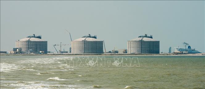 Các bể chứa khí đốt tự nhiên hóa lỏng (LNG) tại Dunkerque, miền Bắc Pháp. Ảnh: AFP/TTXVN