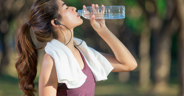 Uống nước điện giải giúp ngăn ngừa những vấn đề về sức khỏe.