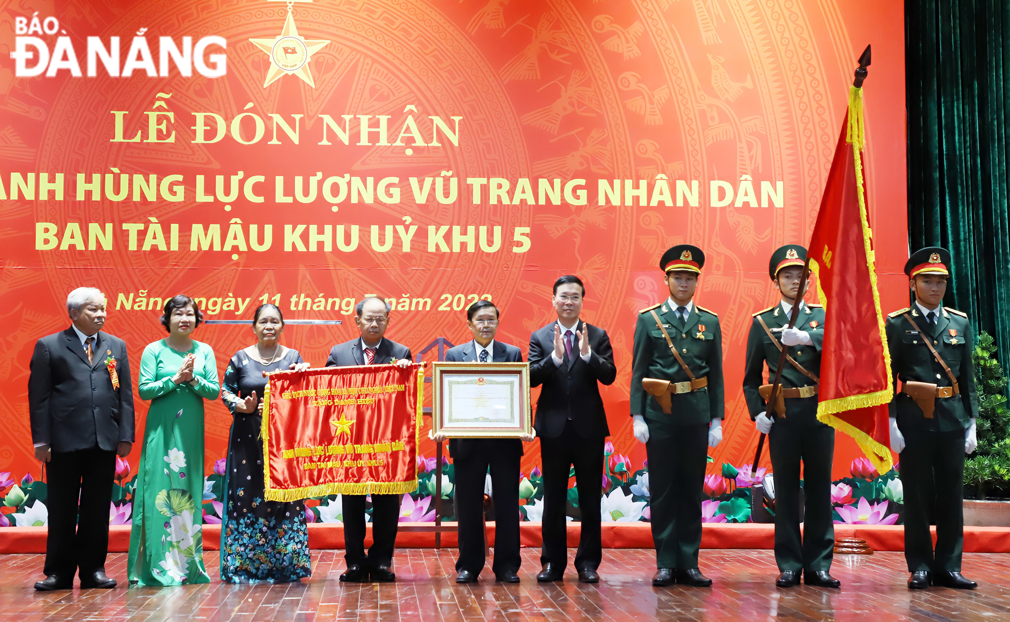 Permanent member of the Party Central Committee's Secretariat Vo Van Thuong (fourth, right) bestowed the 'Hero of the People's Armed Forces' title from the State President to the Finance and Trade Department of Zone 5's Party Committee. Photo: NGOC PHU