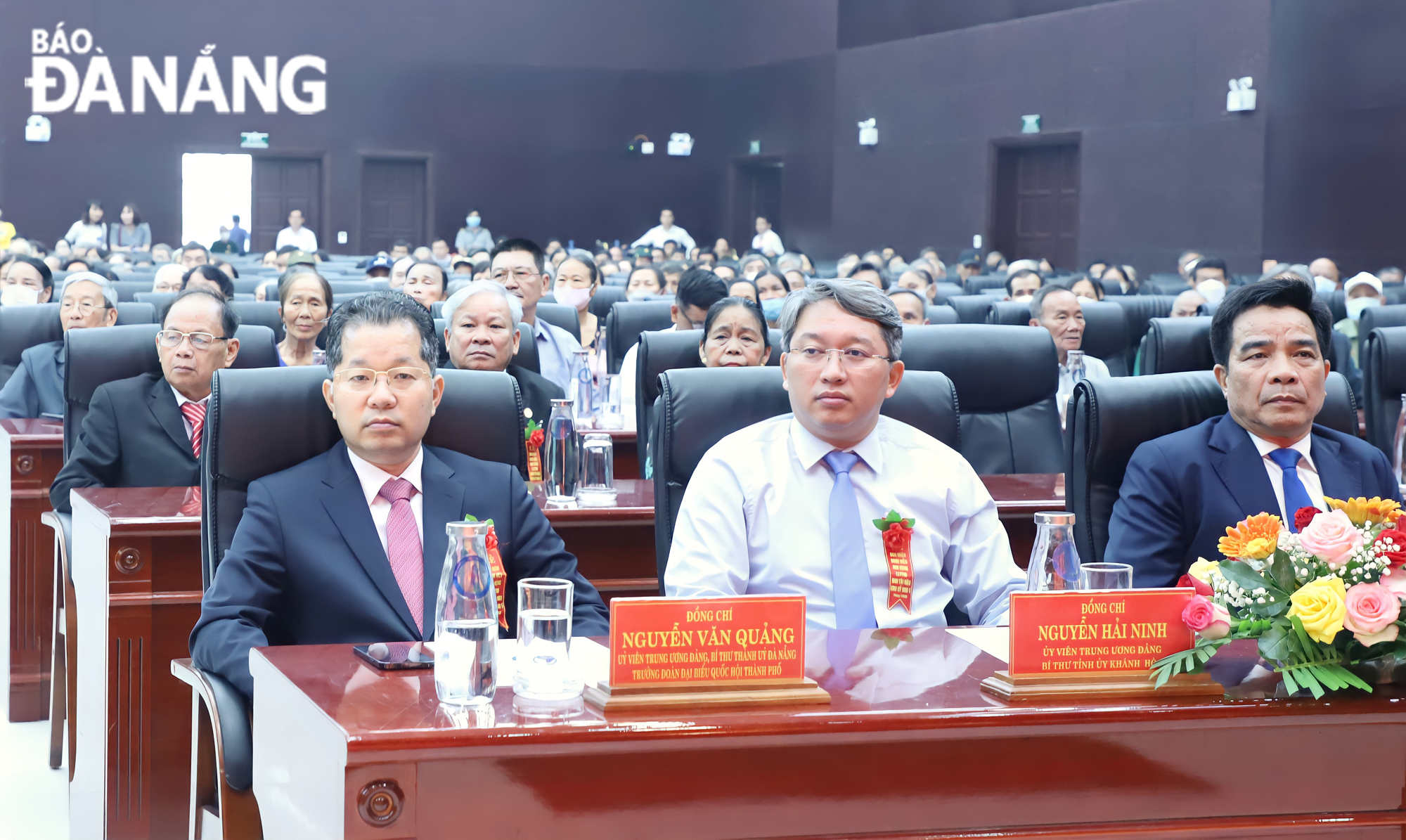 Da Nang Party Committe Secretary Nguyen Van Quang (first left) and some delegates at the event