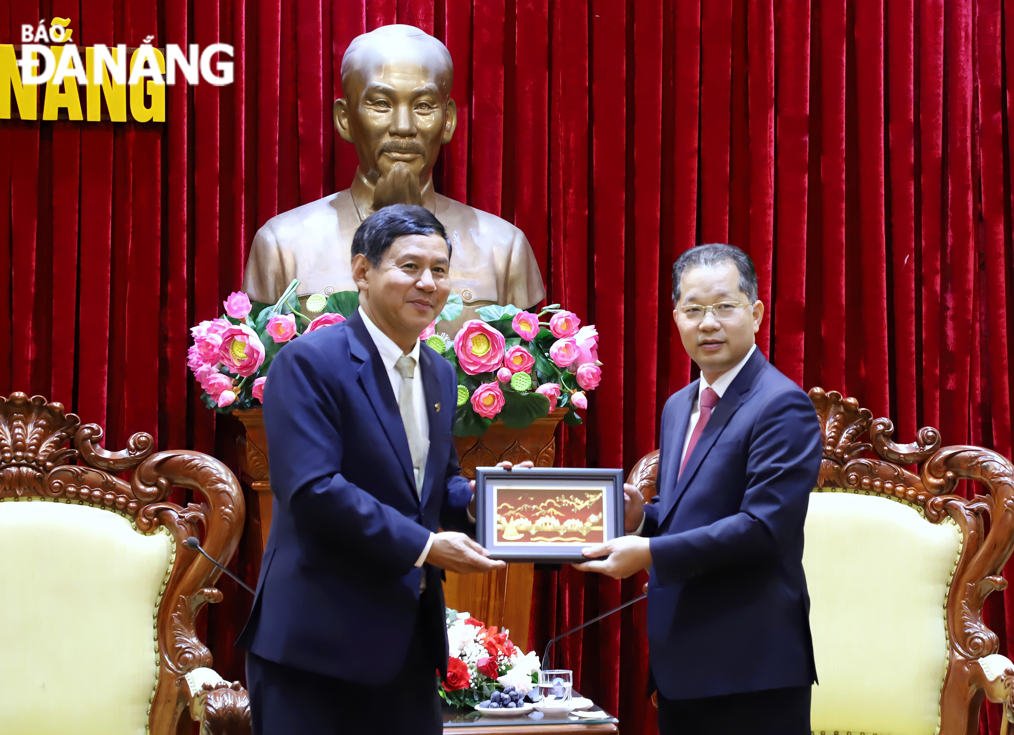 Da Nang Party Committee Secretary Nguyen Van Quang (right) presenting a momento to Deputy Chief Justice of Supreme People's Courts of Laos Khamphan Bunphakhom