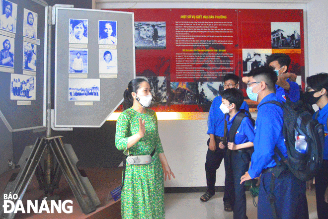 Youth and teenagers visiting the Museum of Da Nang. Photo: XUAN DUNG