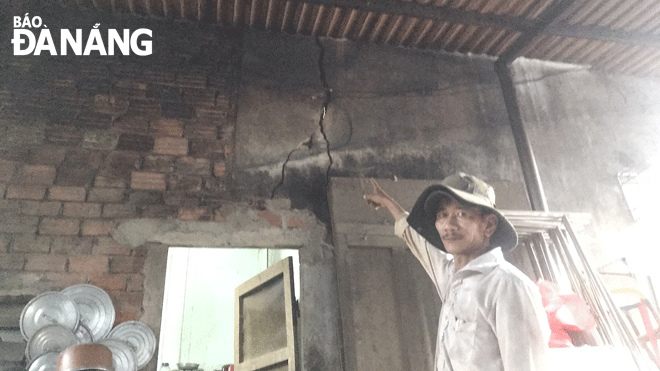 Ngôi nhà cấp 4 của ông Nguyễn Kim Khánh được xây từ nhiều năm nay giờ đã xuống cấp nhưng không thể sửa chữa hay xây mới với lý do chưa lấy được “sổ đỏ” để xin giấy phép xây dựng.  Ảnh: TRỌNG HÙNG