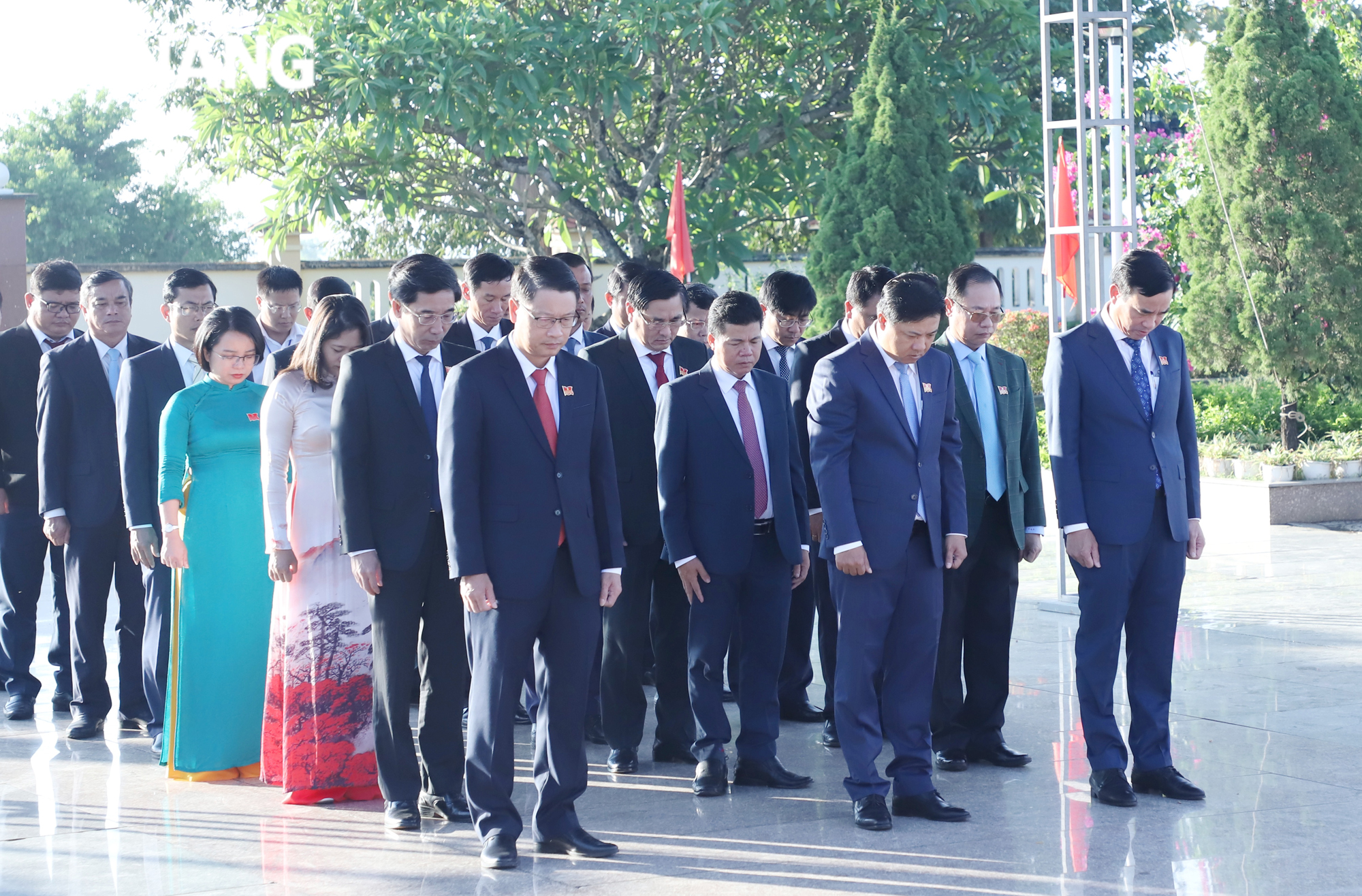 The participants observing a minute’s silence to pay tribute to the heroic martyrs who laid down their lives for the nation’s re-unification. Photo: NGOC PHU