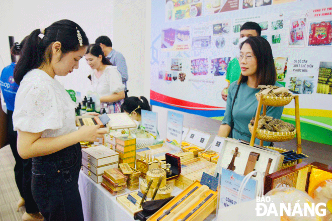 Developing souvenirs contributes to increase revenue for Da Nang's service and tourism industry. IN PHOTO: Customers attend a the Department of Industry and Trade-organised conference to connect Da Nang products to the distribution systems in the city on June 17. Photo: QUYNH TRANG