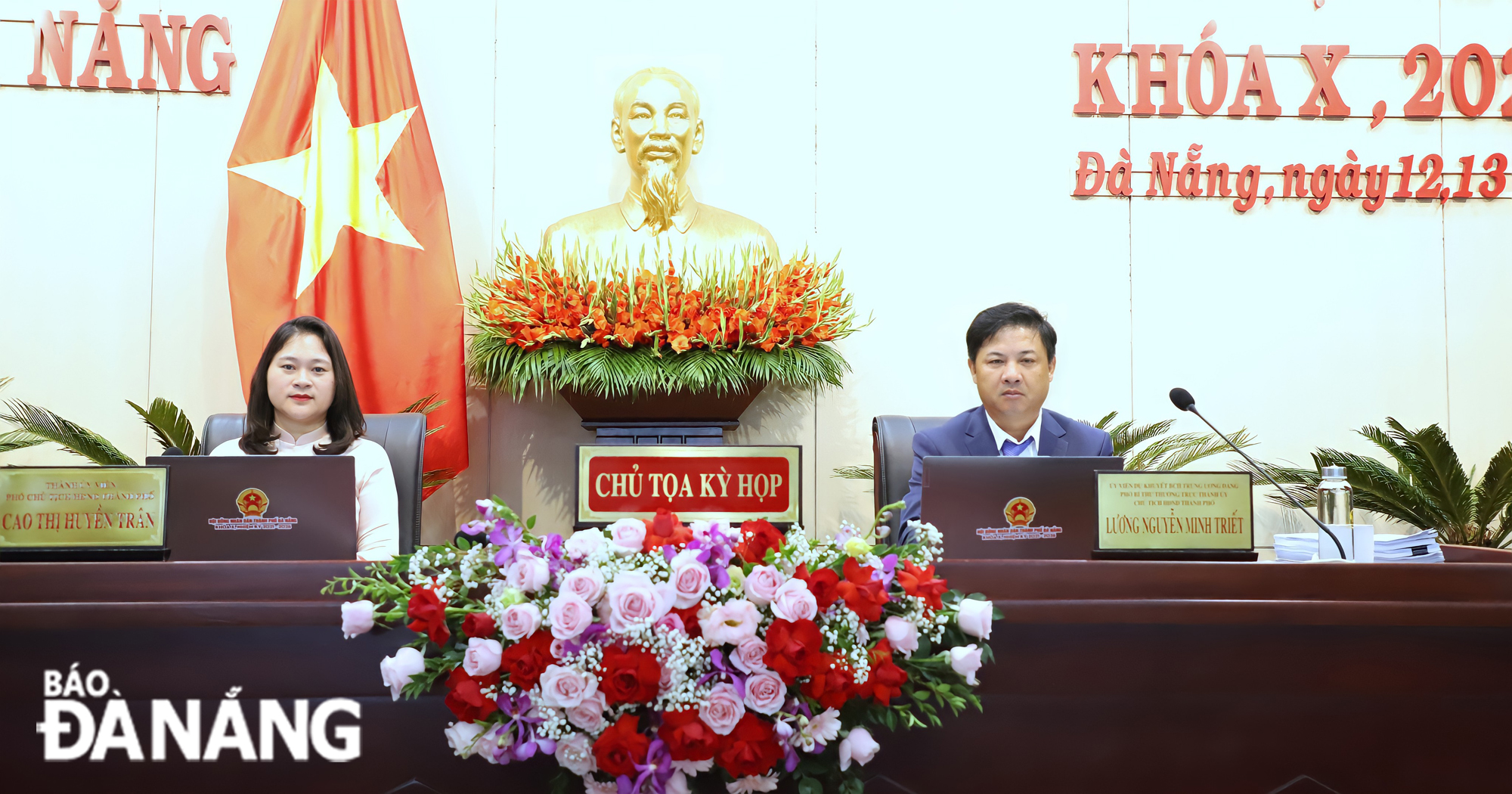 Municipal People's Council Chairman Luong Nguyen Minh Triet (right) and Vice Chairwoman Cao Thi Huyen Tran (left) co-chaired the meeting on Tuesday. Photo: NGOC PHU