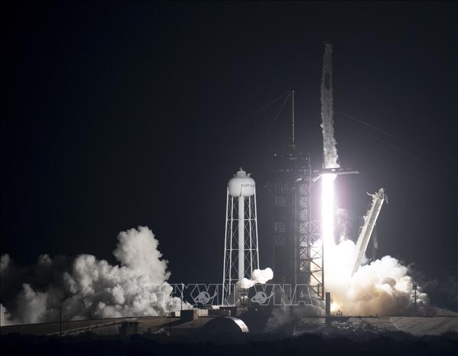 Tên lửa đẩy Falcon 9 mang theo tàu vũ trụ của SpaceX rời bệ phóng từ Trung tâm Vũ trụ Kennedy ở bang Florida, Mỹ, đưa 4 phi hành gia trong sứ mệnh 