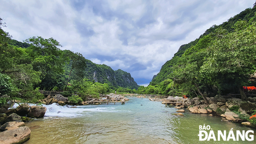 The peaceful scenery of the tourist site with the sounds of bird singing and babbling water