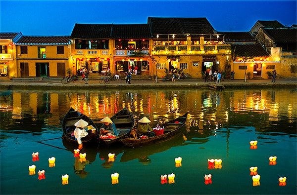 Paper lanterns are floated on a river in Hoi An (Source: congly.vn)