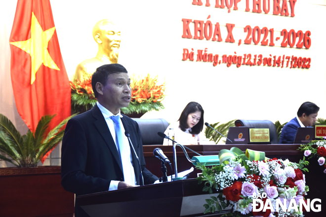 Da Nang Peoples Committee Vice Chairman Ho Ky Minh delivers a report at the session. Photo: T. HUY