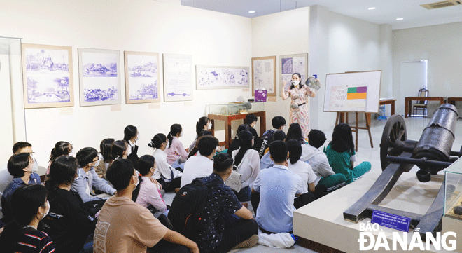 Học sinh Trường THPT Phan Châu Trinh học lịch sử tại bảo tàng. Ảnh: NGỌC HÀ	