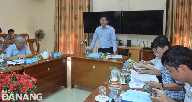 Phó Giám đốc Sở Nông nghiệp và Phát triển nông thôn Hoàng Thanh Hòa thông tin một số nội dung, giải pháp chính của Đề án Xây dựng thành phố Đà Nẵng an toàn trong thiên tai đến năm 2030. Ảnh: HOÀNG HIỆP