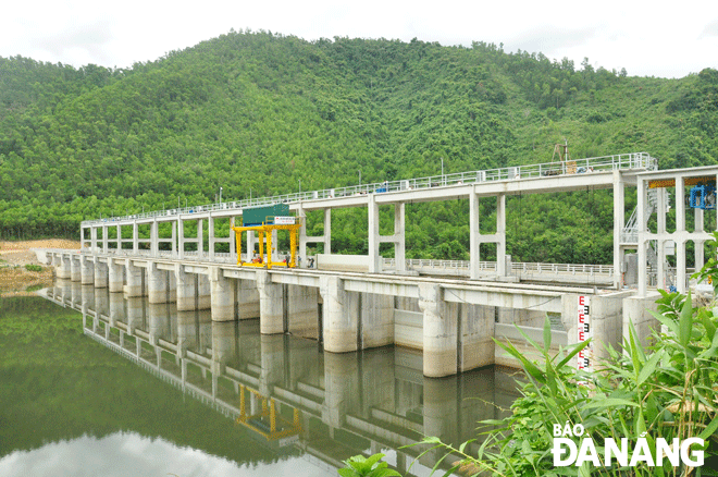 The city focuses on the disbursement of public investment capital in 2022. IN THE PHOTO: The dam, as part of the Hoa Lien Water Plant, has been completed and is about to be put into operation. Photo: THANH LAN