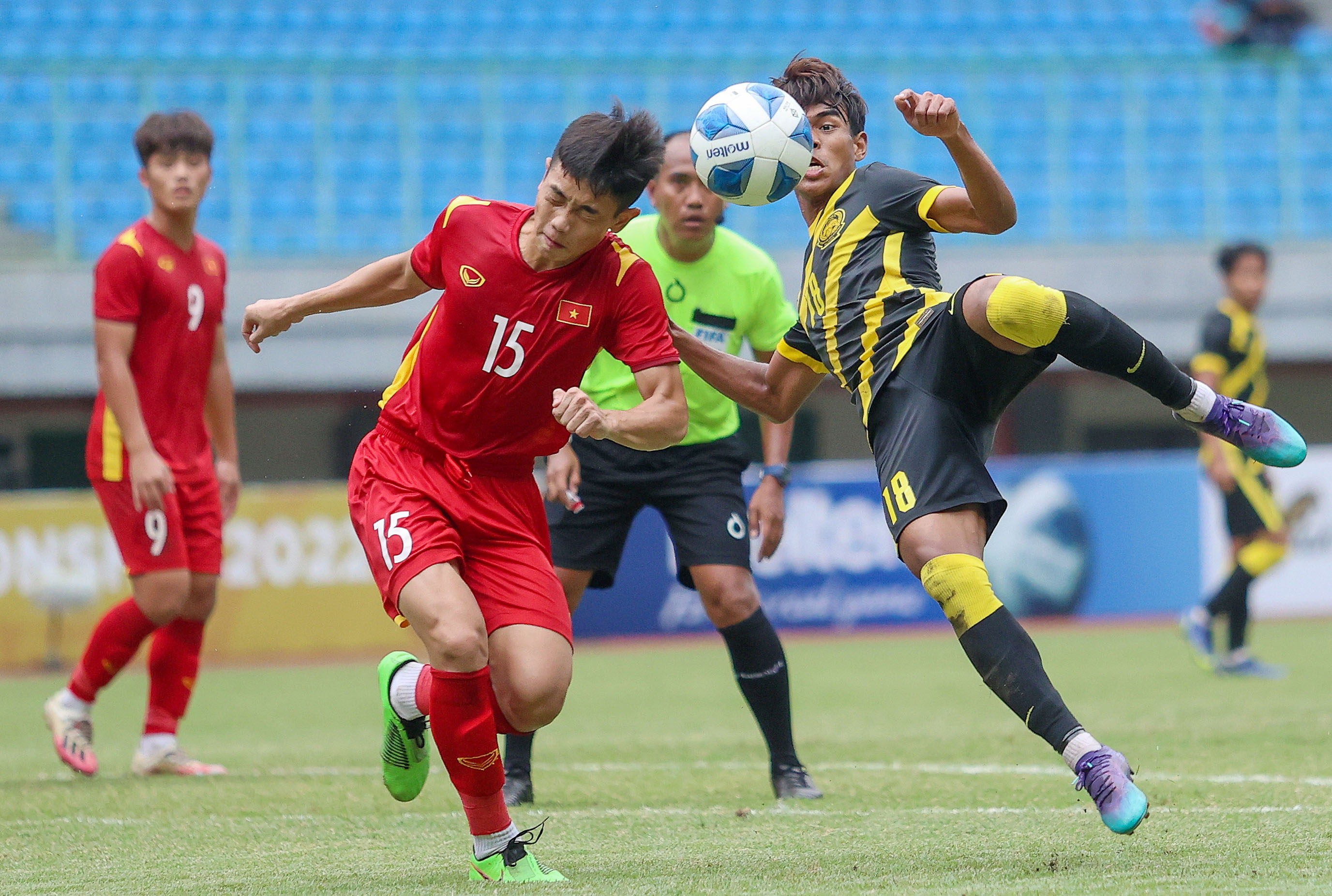 Để thua trước U19 Malaysia, U19 Việt Nam (áo đỏ) đánh mất cơ hội cải thiện thành tích vô địch ở giải đấu dành cho cấp độ trẻ khu vực Đông Nam Á. Ảnh: VFF
