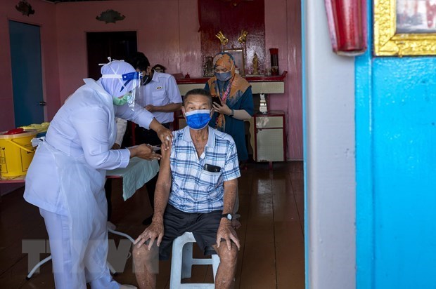 A health worker injects COVID-19 vaccine for a local resident in Selangor, Malaysia. (Photo: XINHUA/VNA)
