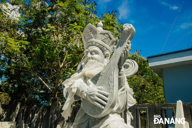 Raw materials for stone carving are mainly sourced from such localities as Nghe An, Thanh Hoa, and Thai Nguyen