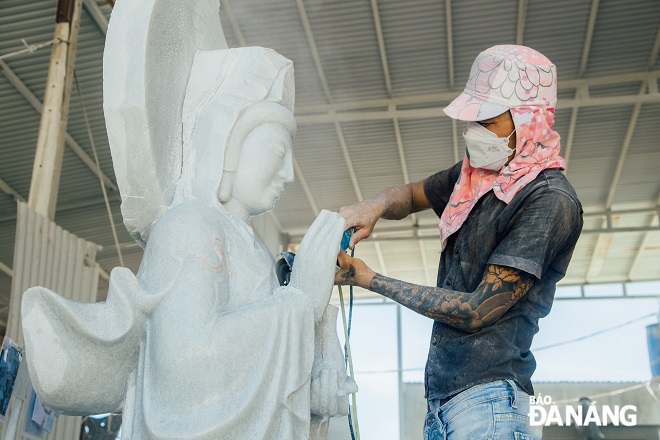 Due to the heavy and dusty work and potential risks of occupational accidents, craftsmen are required to be in good health.