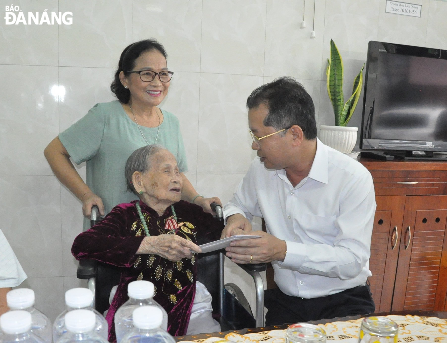 Bí thư Thành ủy Nguyễn Văn Quảng (phải) thăm, tặng quà Mẹ Việt Nam anh hùng Lê Thị Thời (giữa). Ảnh: LÊ HÙNG