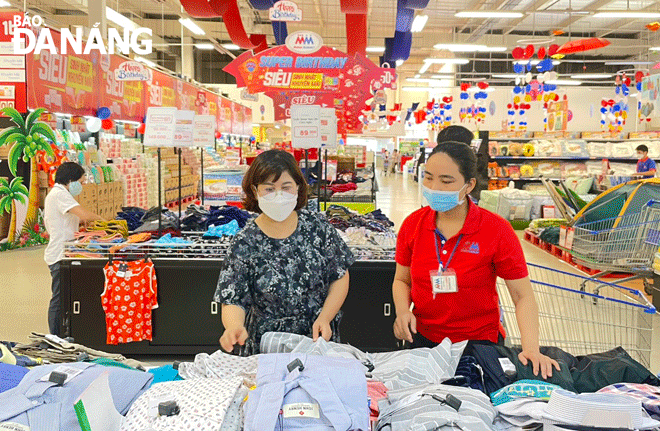 Many retailers citywide are trying their efforts to keep prices stable to attract more consumers. IN THE PHOTO: Shoppers at the MM Mega Market supermarket. Photo: Q.TRANG