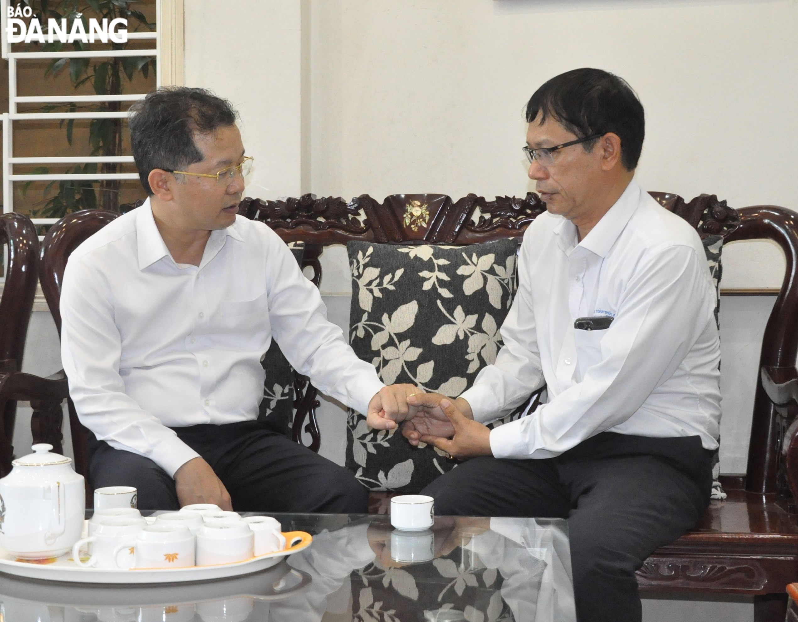 Secretary Quang (left) visiting Mr Nguyen Dung Sy, a martyr’s son. Photo: LE HUNG