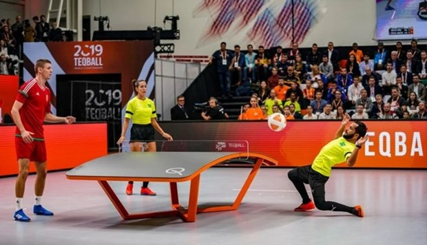 Teqball is a ball sport that combines the elements of football and table tennis, which is played on a curbed table. (Photo: daidoanket.vn)