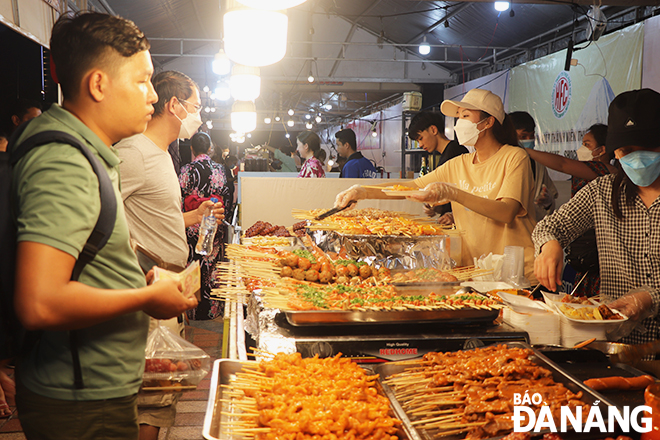 Tham gia lễ hội, người dân, du khách còn có thể thưởng thức nhiều gian hàng ẩm thực đặc trưng của Đà Nẵng và Nhật Bản. Ảnh: XUÂN DŨNG