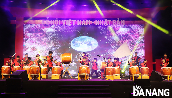  This year's festival features many unique cultural and artistic exchange activities. In the photo: A drum performance by school pupils in the Viet Nam - Japan education system. 