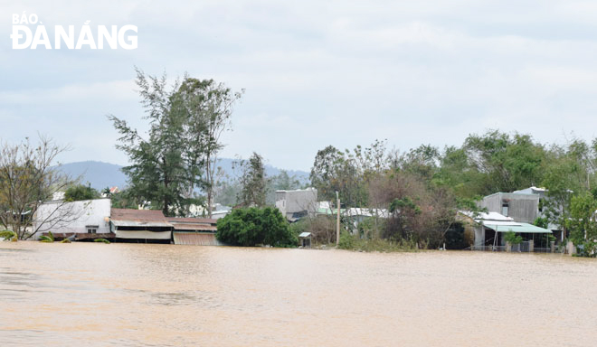 Trong những năm gần đây, số lần ngập lũ có xu hướng gia tăng ở khu vực miền Trung.  Trong ảnh: Thôn La Bông, xã Hòa Tiến (huyện Hòa Vang) bị ngập lũ sâu vào ngày 18-10-2021.Ảnh: HOÀNG HIỆP