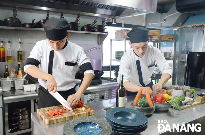 Nhiều lao động nâng cao chuyên môn nghiệp vụ của mình khi quay trở lại với công việc.  Trong ảnh: Đầu bếp Đoàn Văn Cường (trái)  và đồng nghiệp đang chuẩn bị bữa ăn cho khách. Ảnh: THU HÀ