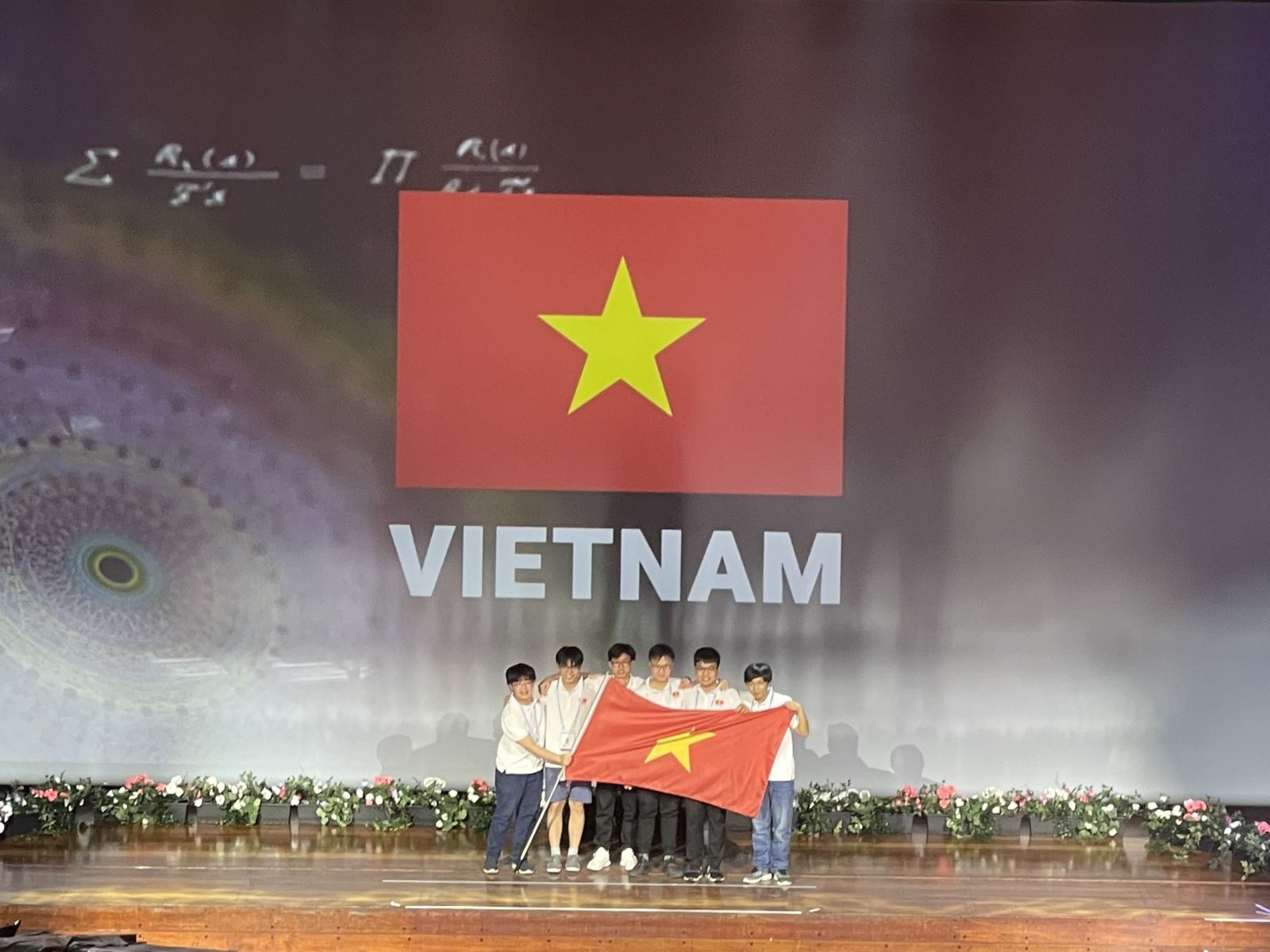 Sáu thành viên của đội tuyển Việt Nam tại Olympic Toán học quốc tế 2022. Ảnh: Bộ GD&ĐT