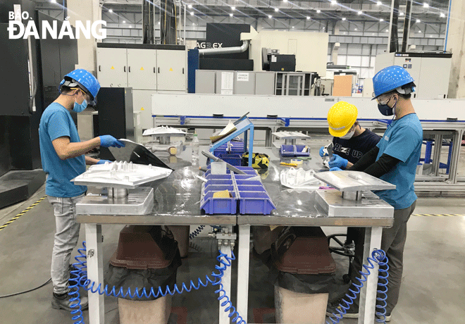 Workers at the Universal Alloy Corporation Viet Nam Co., Ltd based in Hoa Vang District. Photo: MAI QUE 