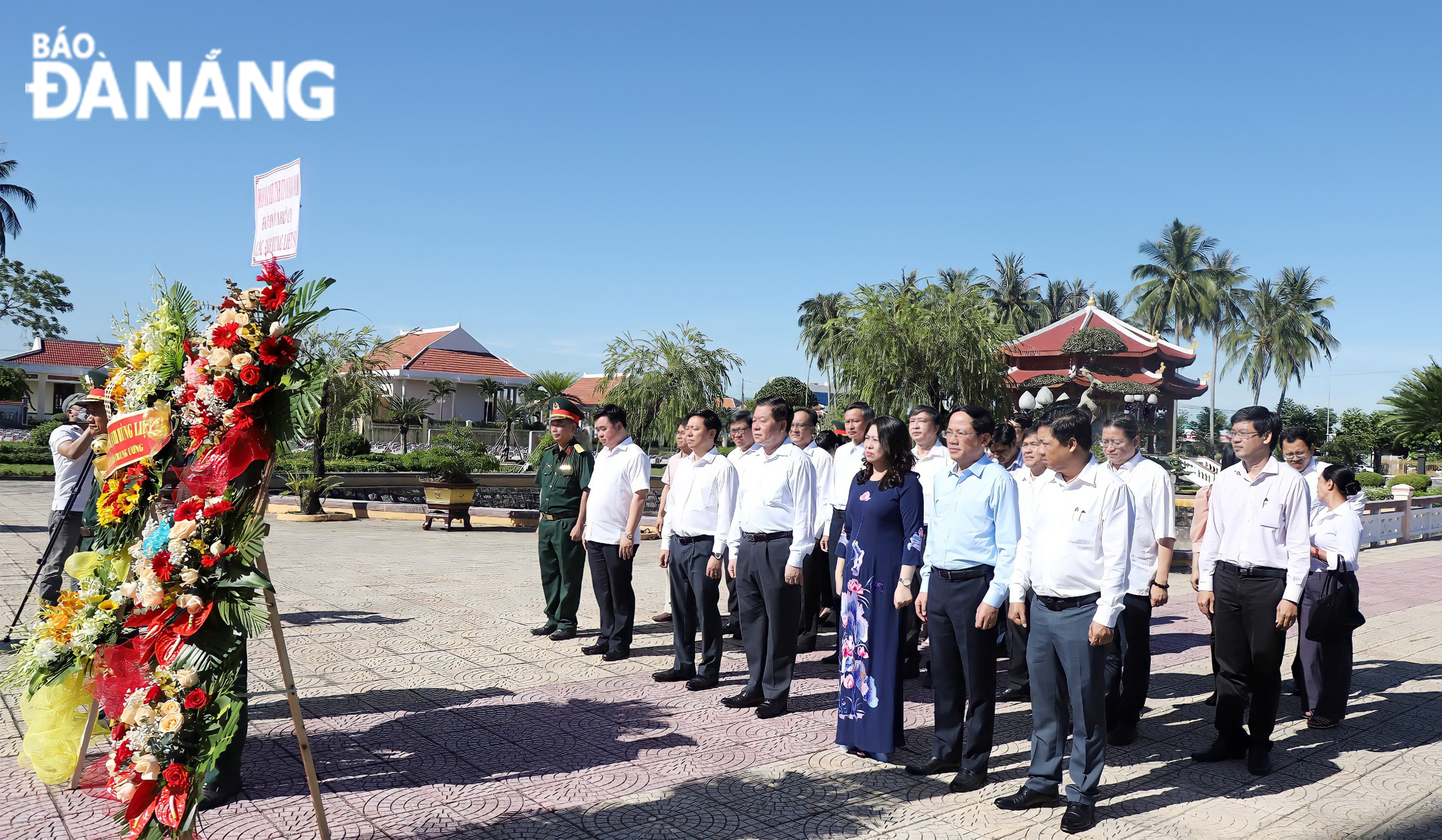 A delegation of the Party Central Committee’s Commission for Publicity and Education laid a wreath and offered incense in tribute to heroic Vietnamese mothers and martyrs at the martyrs’ cemetery located in Dien Ban Town, Quang Nam Province. 