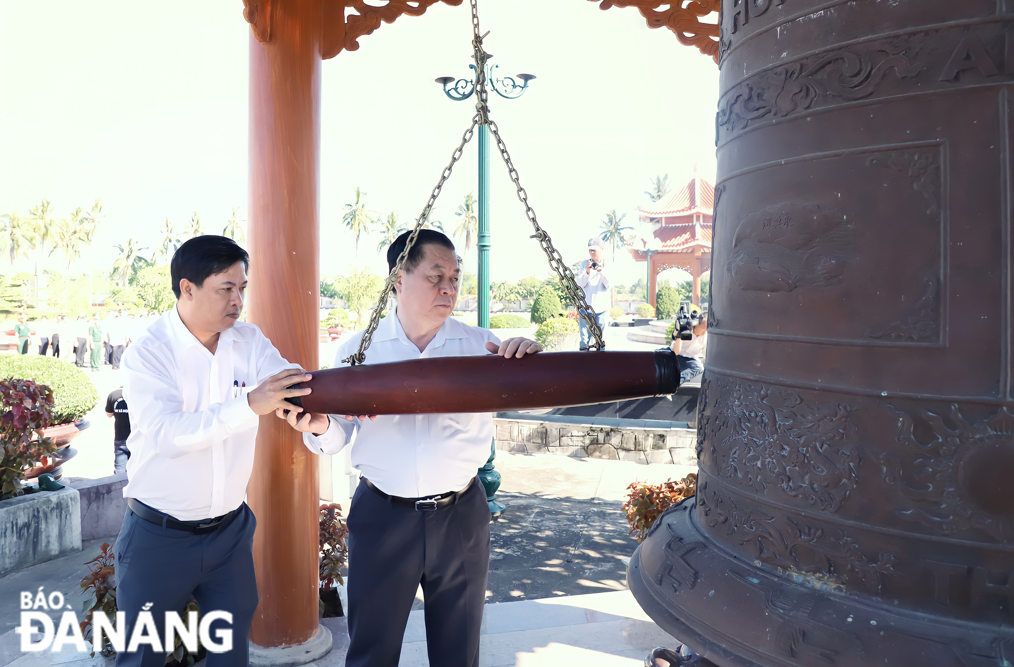 Head of the Party Central Committee’s Commission for Publicity and Education Nguyen Trong Nghia (right) and Da Nang Party Committee Deputy Secretary Luong Nguyen Minh Triet ringing the bell at the martyrs’ cemetery located in Dien Ban Town, Quang Nam Province